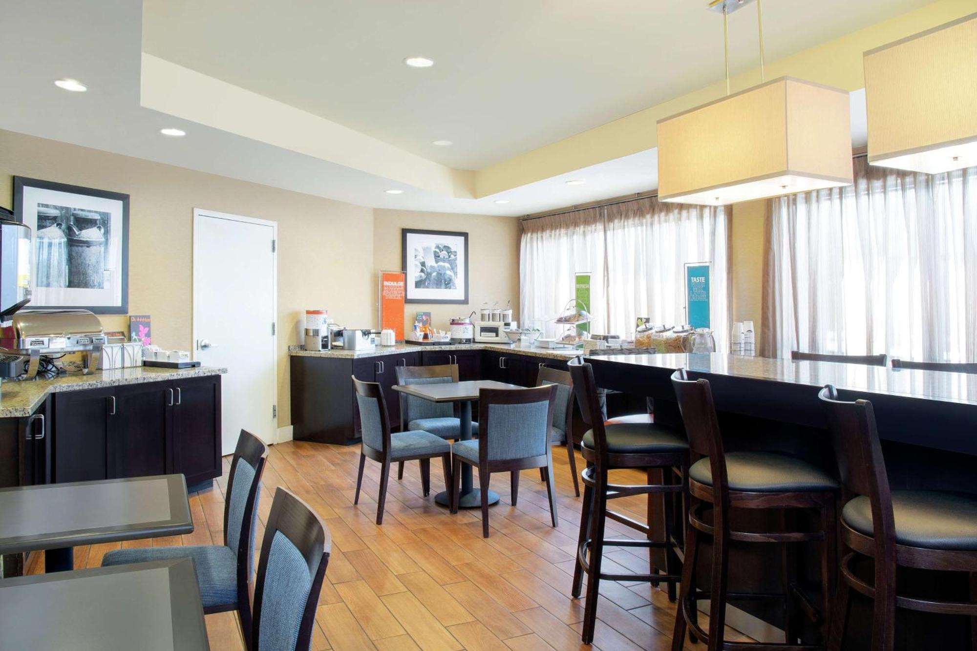 Hampton Inn Меррилвилл Экстерьер фото