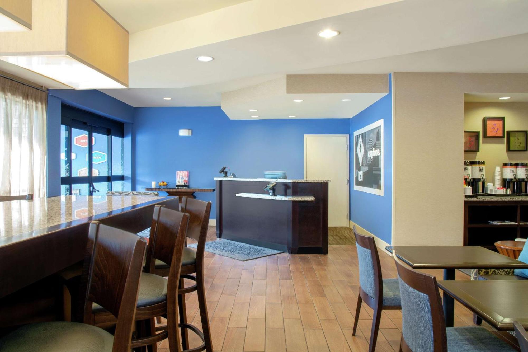 Hampton Inn Меррилвилл Экстерьер фото